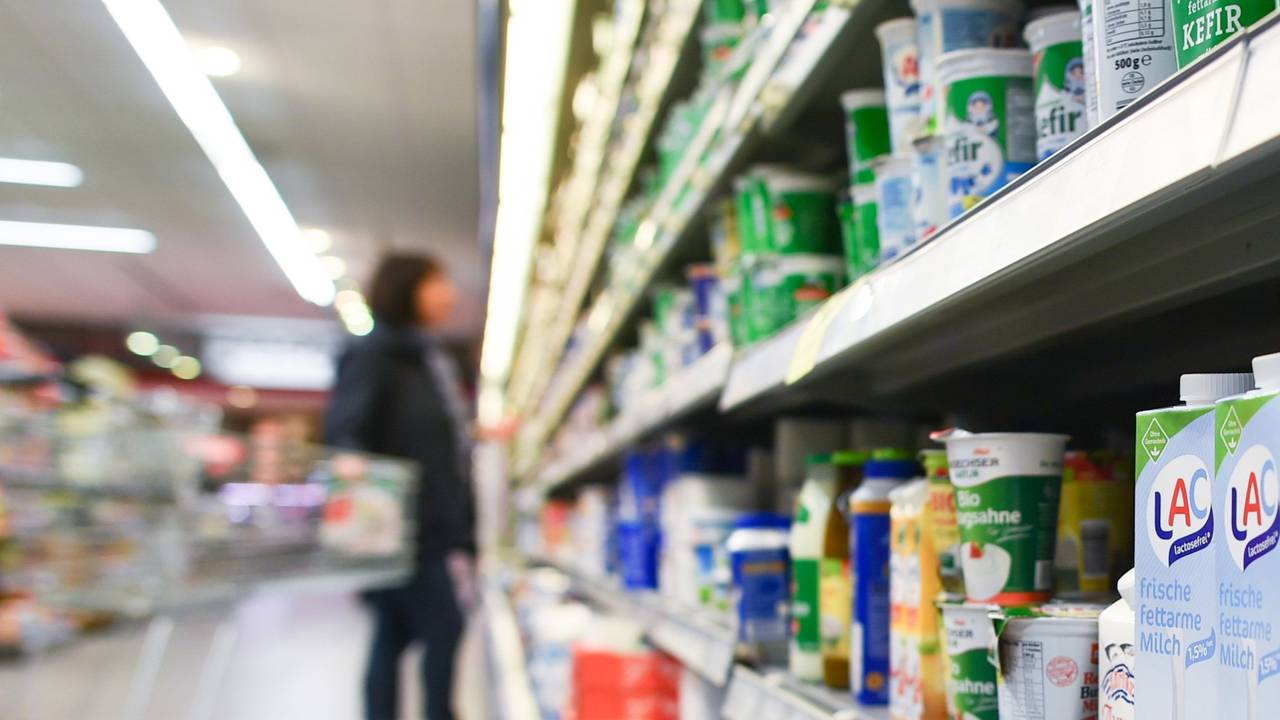 Eine Kundin steht in einem Supermarkt (Symbolfoto) vor einem Kühlregal.