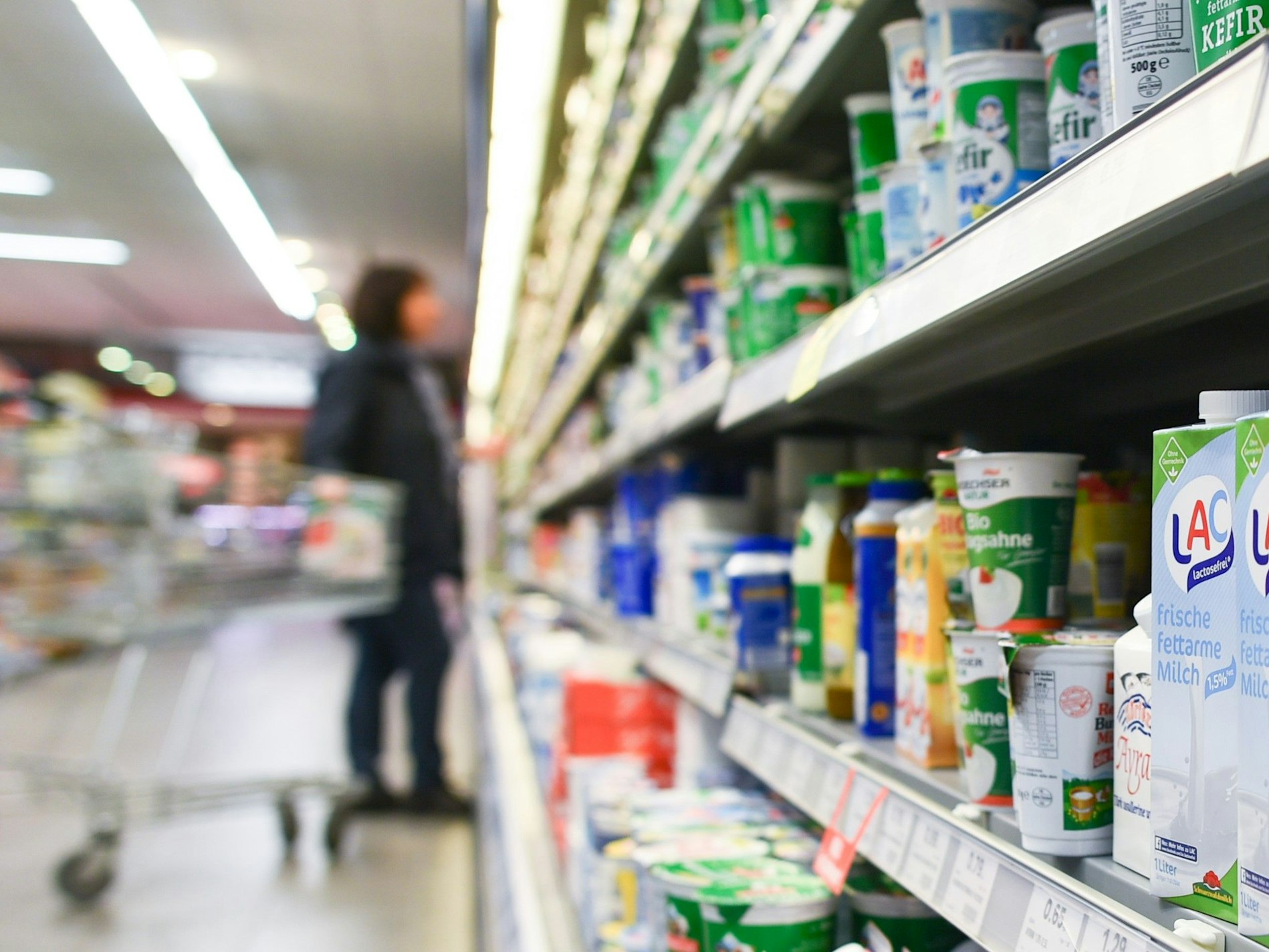 Eine Kundin steht an einem Kühlregal. Dieses Symbolfoto wurde im Februar 2015 aufgenommen.