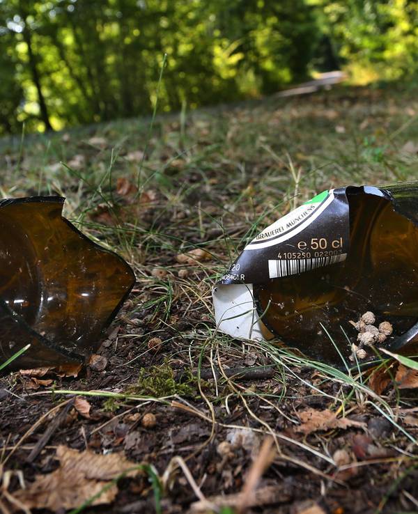 Eine zerbrochene Bierflasche liegt auf dem Boden.