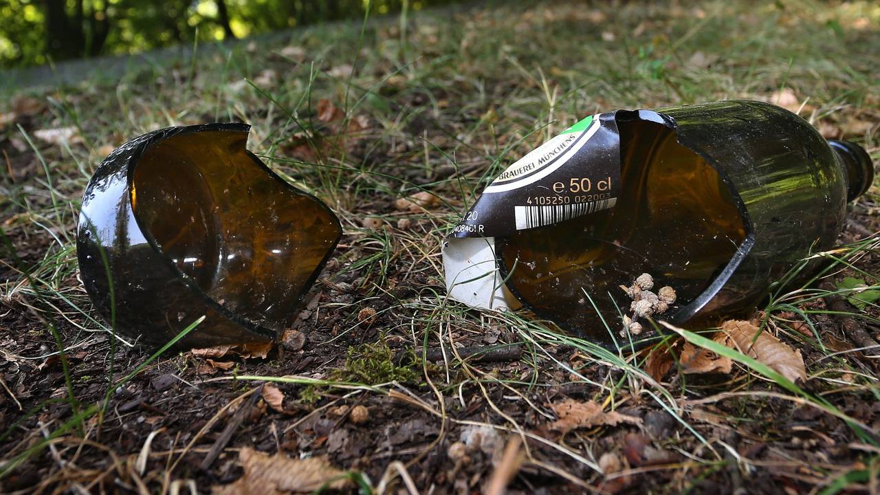 Eine zerbrochene Bierflasche liegt auf dem Boden.