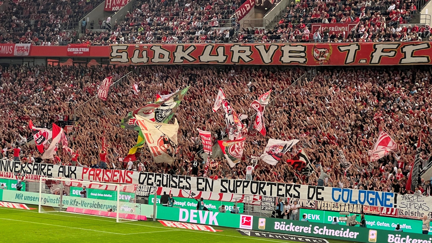 Die Wilde Horde gratulierte beim Heimspiel gegen die TSG Hoffenheim am Sonntag (30. Oktober 2022) ihren PSG-Freunden Supras Auteuil.