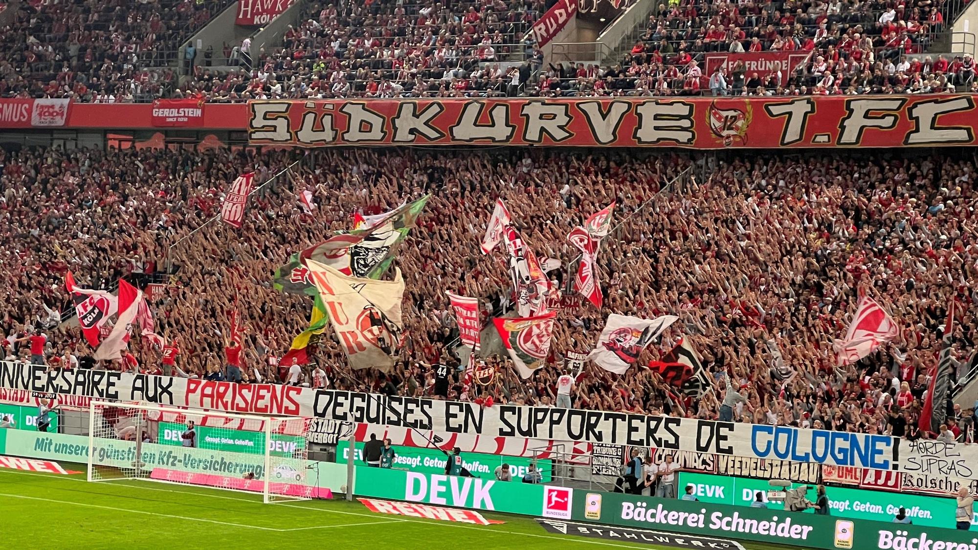 Die Wilde Horde gratulierte beim Heimspiel gegen die TSG Hoffenheim am Sonntag (30. Oktober 2022) ihren PSG-Freunden Supras Auteuil.