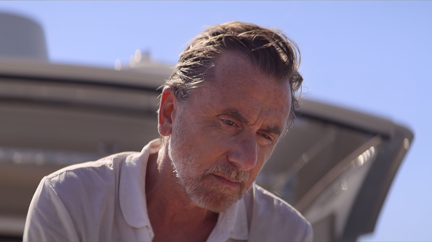 Tim Roth als Neil Bennett in einer Szene des Films „Sundown - Geheimnisse in Acapulco“ (undatierte Filmszene): Der Hollywood-Star trauert um seinen Sohn Cormac.