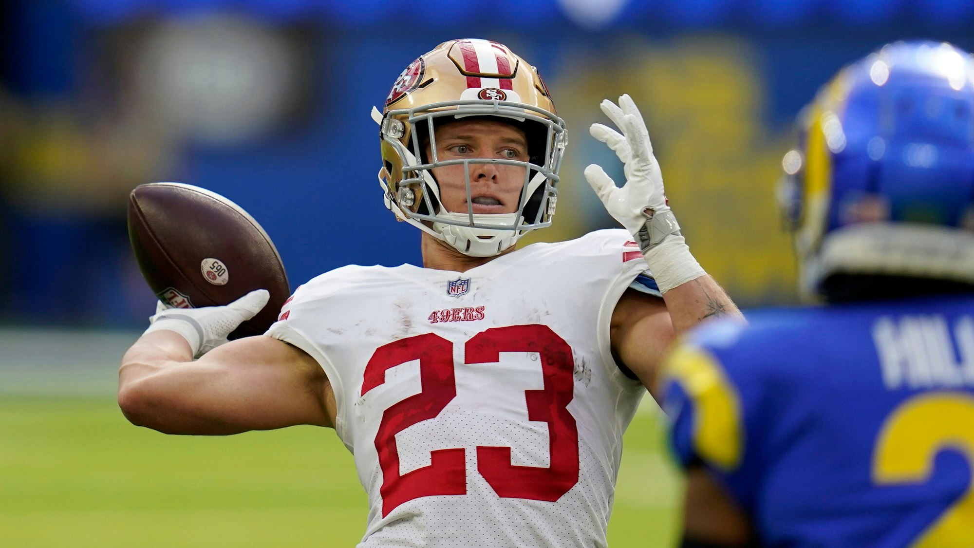 Christian McCaffrey (l), Running Back der San Francisco 49ers, erzielt mit einem Trickspielzug einen Touchdown.
