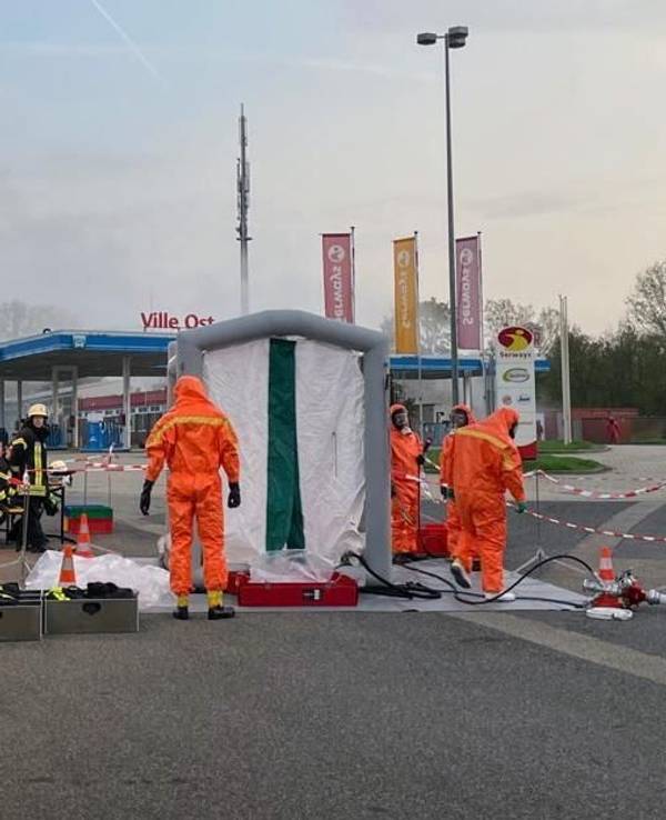 Einsatzkräfte der Feuerwehr am 31. Oktober 2022 in Spezialanzügen auf dem Rastplatz Ville-Ost an der A1. Dort verliert ein Lastwagen Salzsäure.