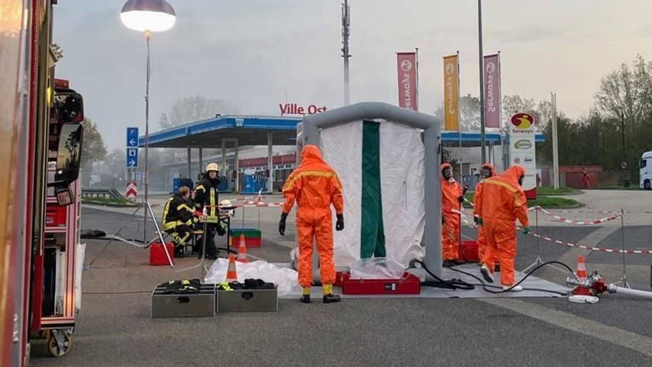 Einsatzkräfte der Feuerwehr am 31. Oktober 2022 in Spezialanzügen auf dem Rastplatz Ville-Ost an der A1. Dort verliert ein Lastwagen Salzsäure.