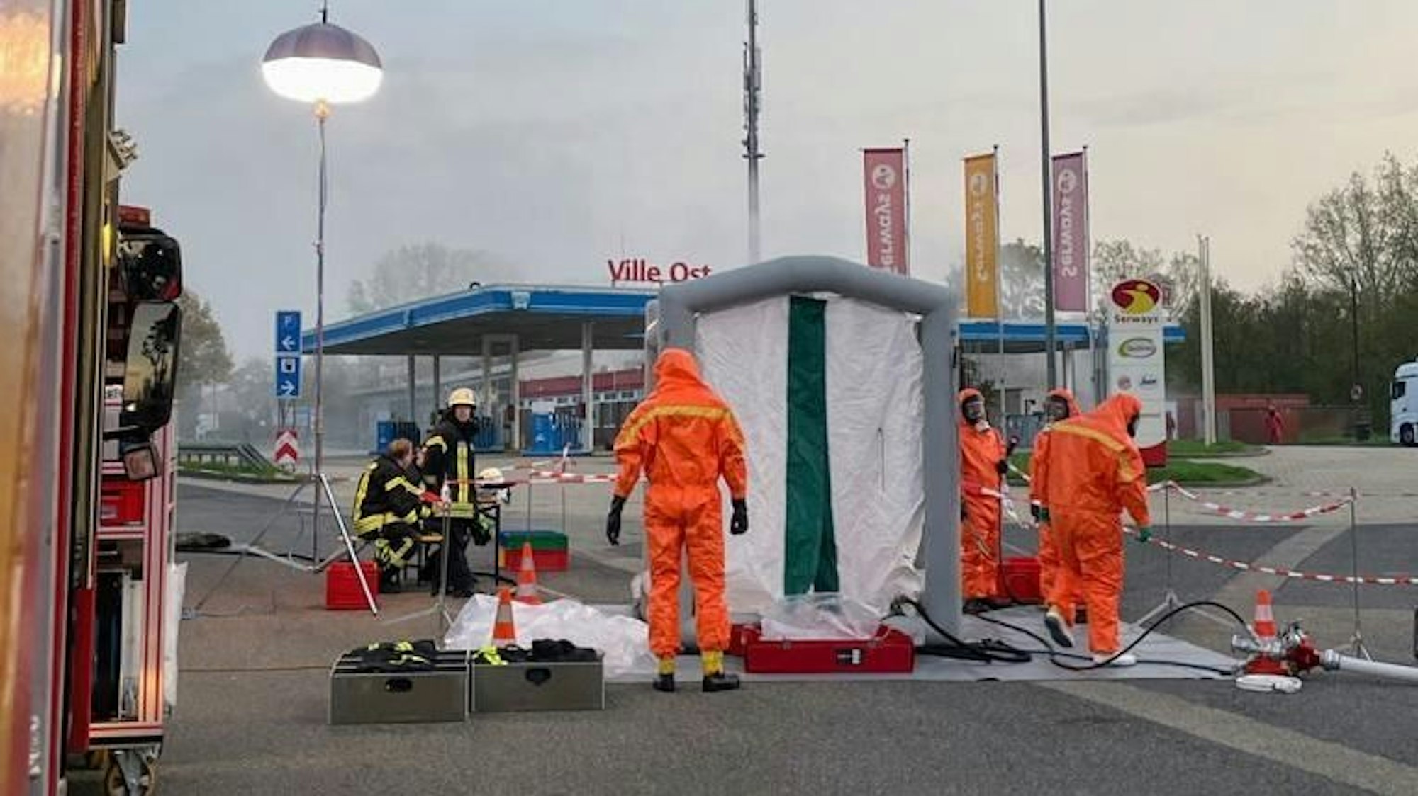 Einsatzkräfte der Feuerwehr am 31. Oktober 2022 in Spezialanzügen auf dem Rastplatz Ville-Ost an der A1. Dort verliert ein Lastwagen Salzsäure.