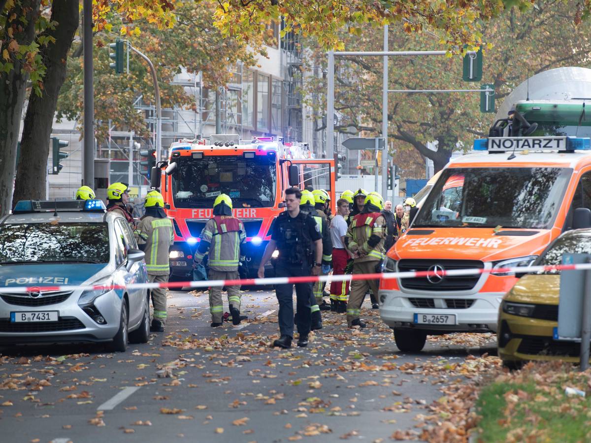 Einsatzfahrzeuge von Polizei und Feuerwehr stehen an der Bundesallee in Berlin-Wilmersdorf, wo eine Radfahrerin bei dem Verkehrsunfall mit einem Lastwagen lebensgefährlich verletzt wurde. Die Verletzte sei unter dem Betonmischer eingeklemmt worden, teilte ein Sprecher der Feuerwehr mit.