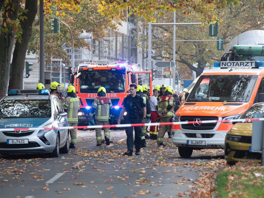 Einsatzfahrzeuge von Polizei und Feuerwehr stehen an der Bundesallee in Berlin-Wilmersdorf, wo eine Radfahrerin bei dem Verkehrsunfall mit einem Lastwagen lebensgefährlich verletzt wurde. Die Verletzte sei unter dem Betonmischer eingeklemmt worden, teilte ein Sprecher der Feuerwehr mit.