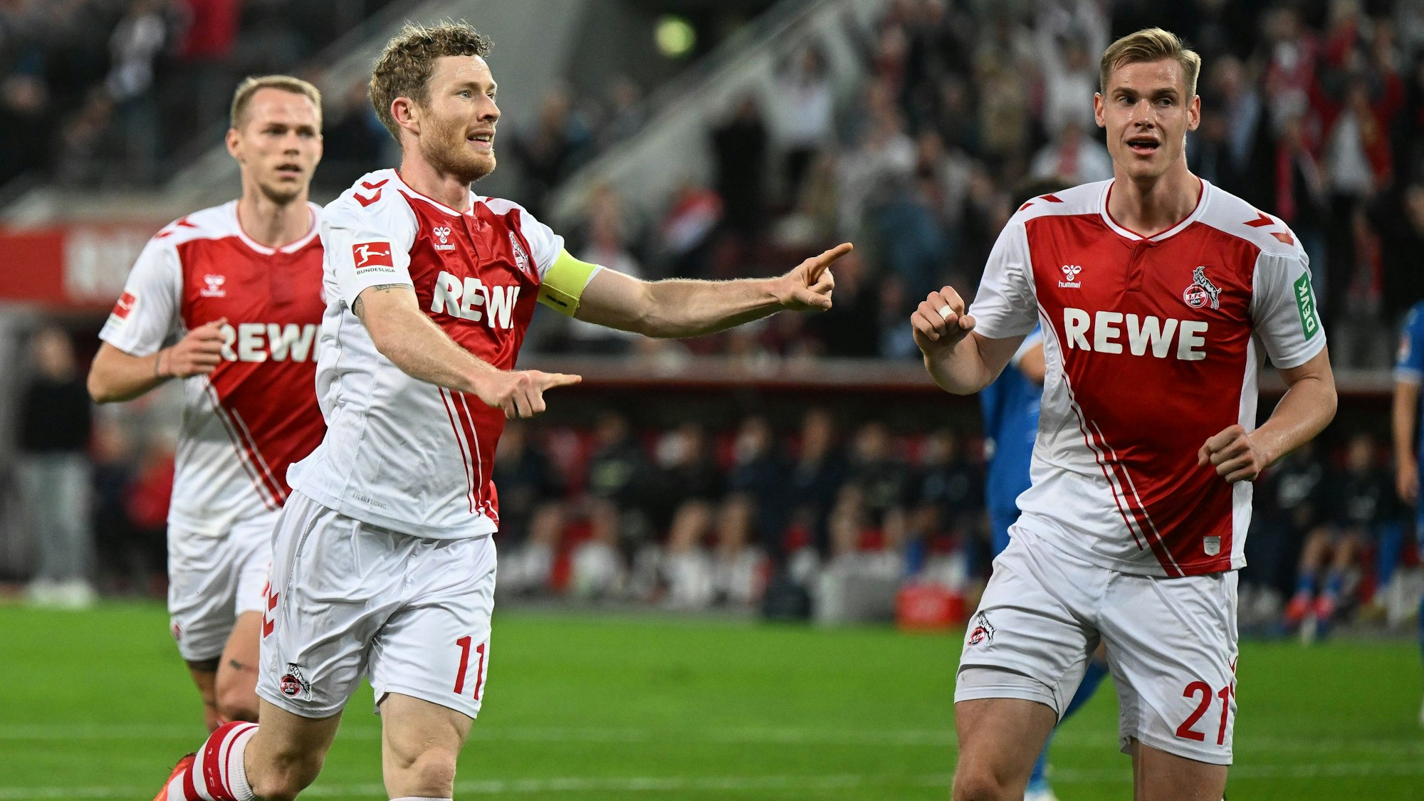 Florian Kainz (M.) beim Jubel mit Steffen Tigges (r.) und Ondrej Duda.