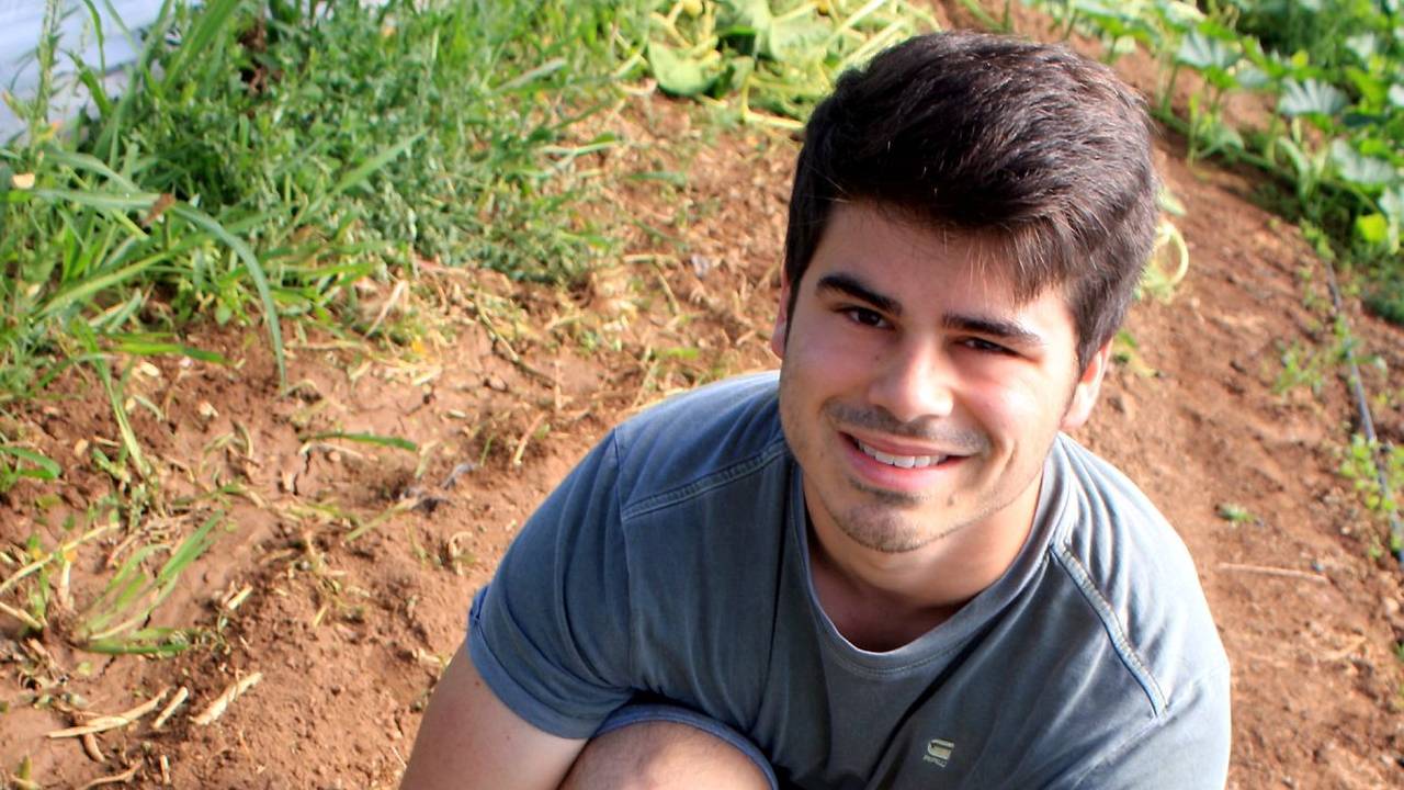 Max Bieger vom Krewelshof Eifel in Mechernich-Obergartzem hockt in seinem Kürbisbeet.