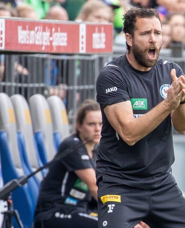 Sebastian Middeke von Turbine Potsdam gibt Anweisungen am Seitenrand