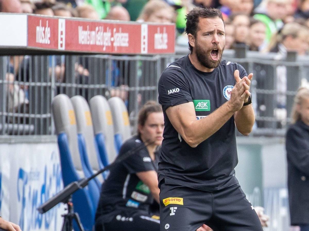 Sebastian Middeke von Turbine Potsdam gibt Anweisungen am Seitenrand