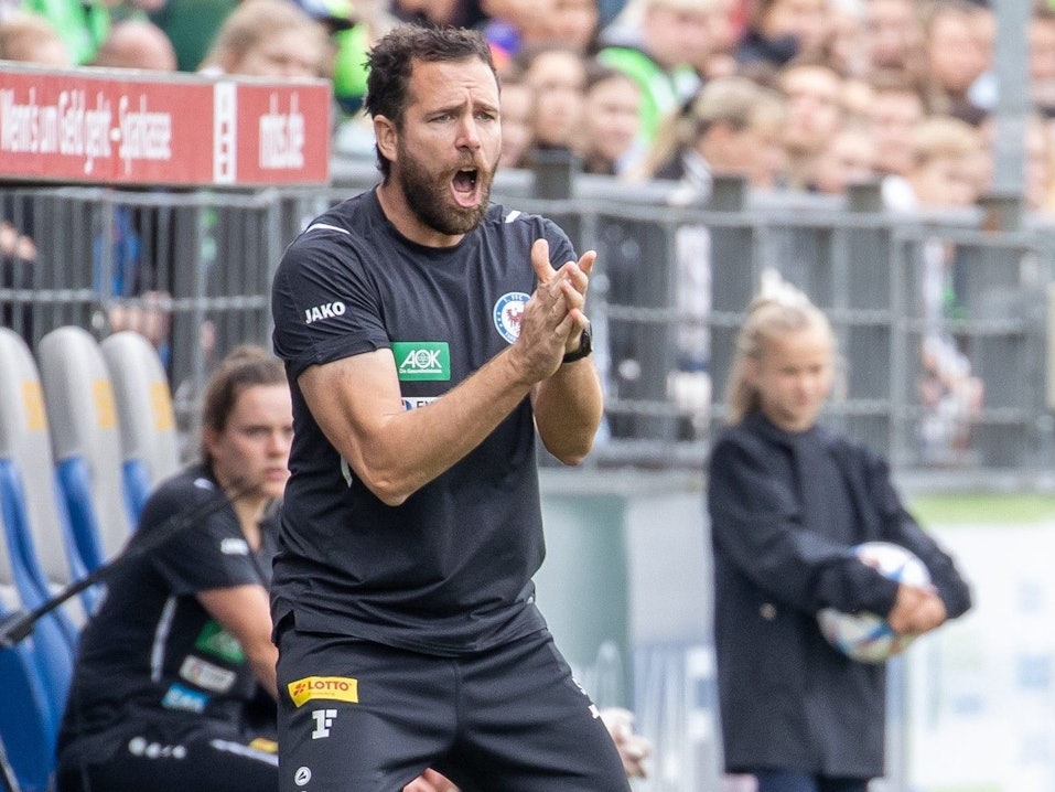 Sebastian Middeke von Turbine Potsdam gibt Anweisungen am Seitenrand