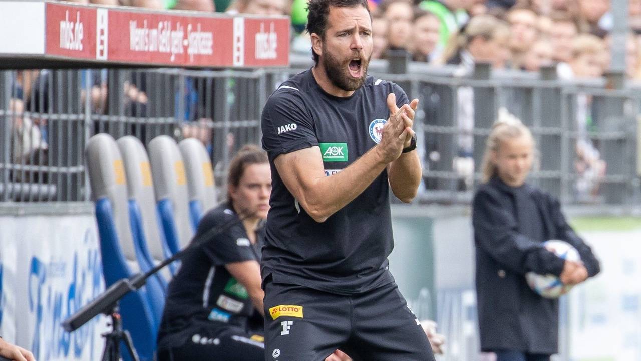 Sebastian Middeke von Turbine Potsdam gibt Anweisungen am Seitenrand