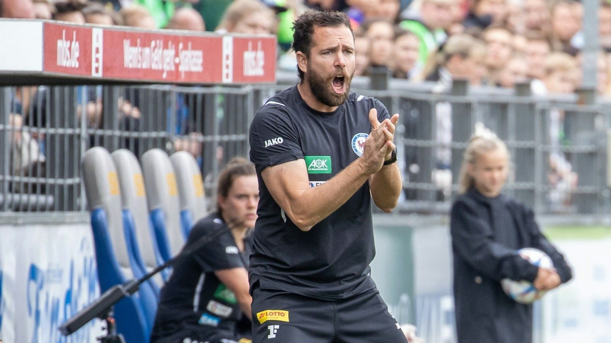 Sebastian Middeke von Turbine Potsdam gibt Anweisungen am Seitenrand