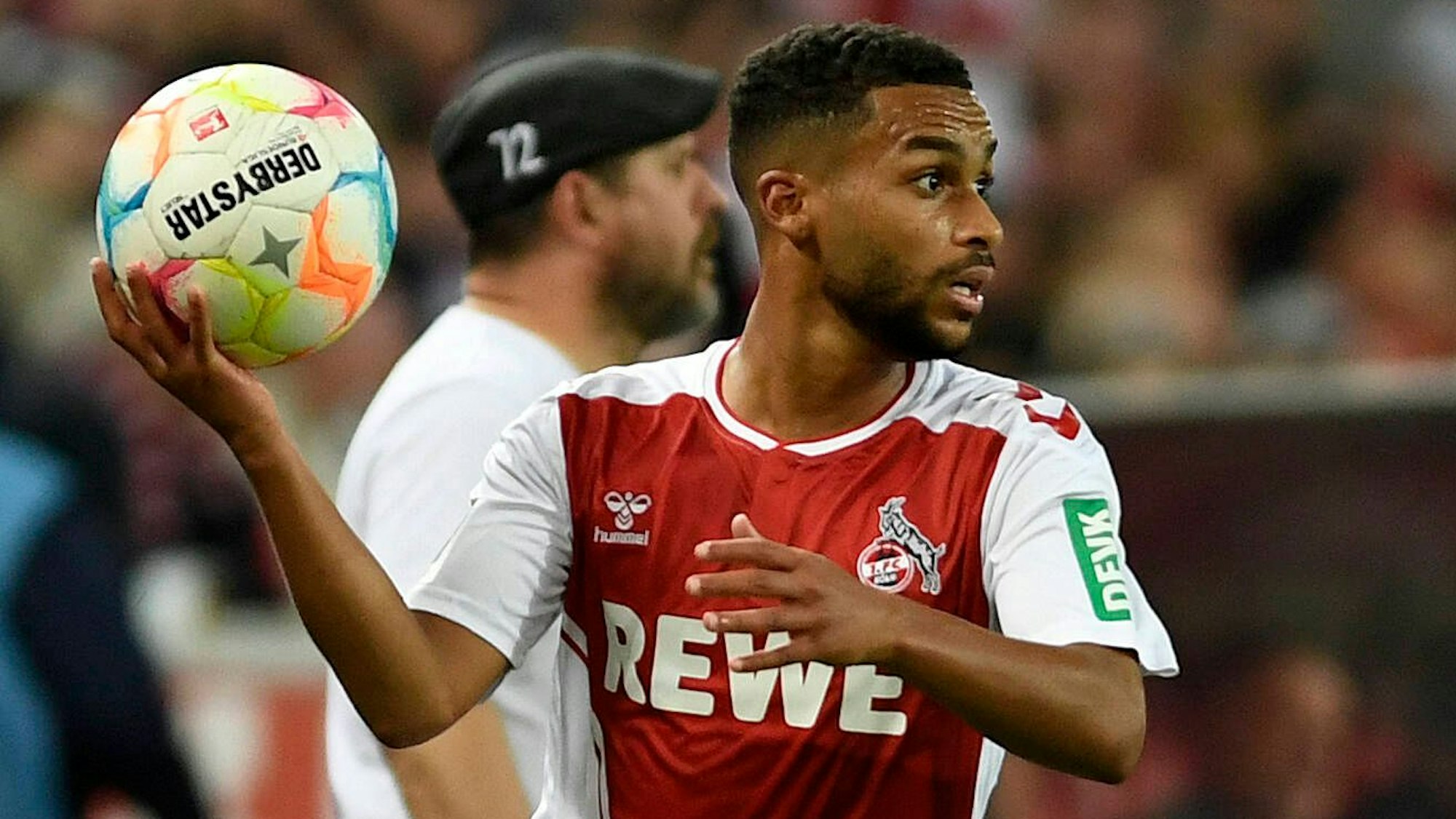 Linton Maina führt beim 1:1 des 1. FC Köln gegen die TSG Hoffenheim einen Einwurf aus.