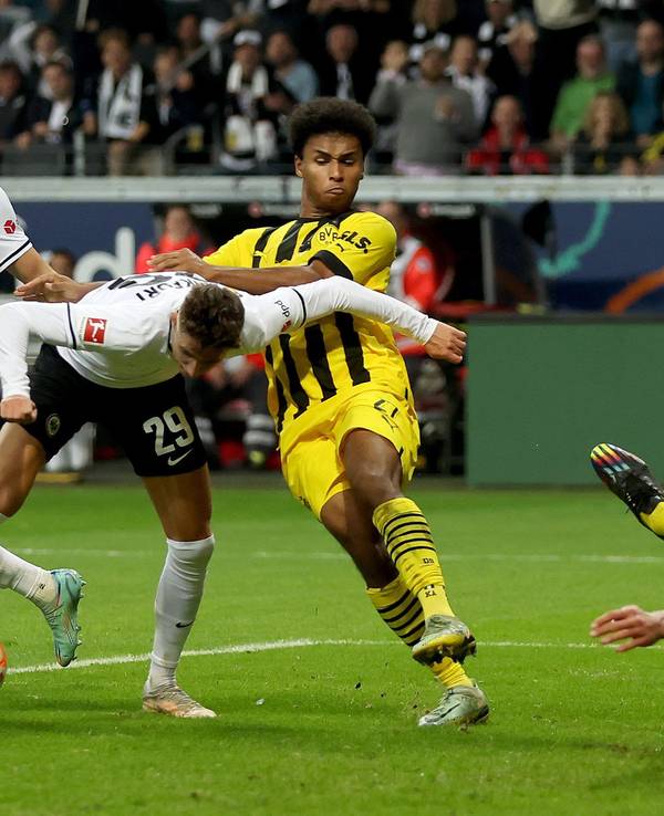 Karim Adeyemi schubst Jesper Lindström im Strafraum, der Pfiff des Schiedsrichters bleibt aus.