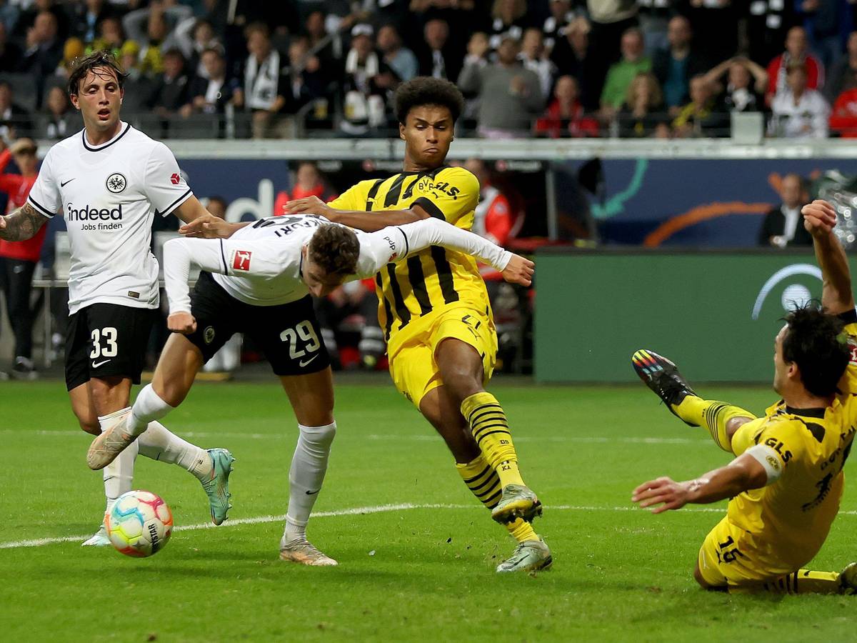 Karim Adeyemi schubst Jesper Lindström im Strafraum, der Pfiff des Schiedsrichters bleibt aus.