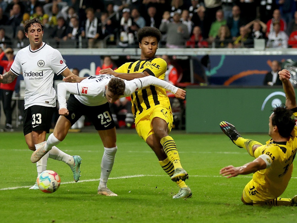 Karim Adeyemi schubst Jesper Lindström im Strafraum, der Pfiff des Schiedsrichters bleibt aus.