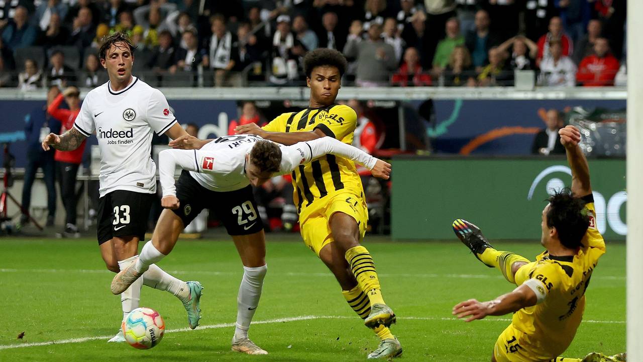 Karim Adeyemi schubst Jesper Lindström im Strafraum, der Pfiff des Schiedsrichters bleibt aus.