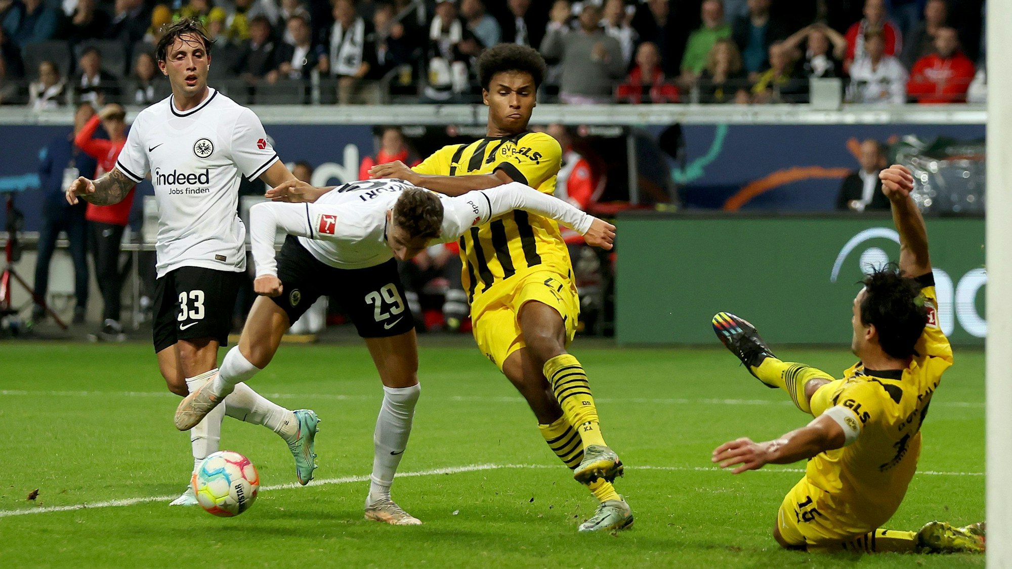 Karim Adeyemi schubst Jesper Lindström im Strafraum, der Pfiff des Schiedsrichters bleibt aus.