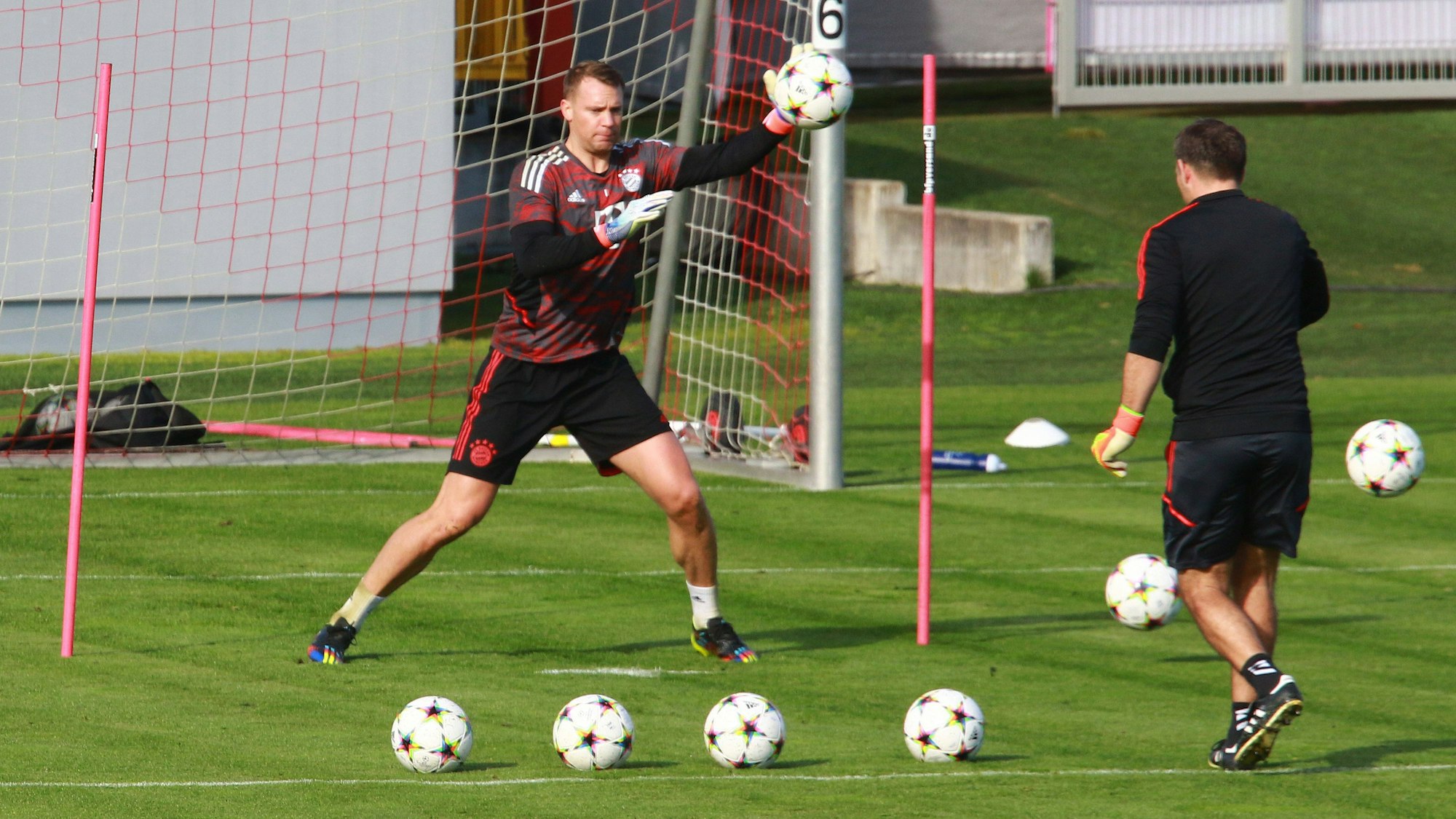 Manuel Neuer trainiert nach Verletzungspause wieder.