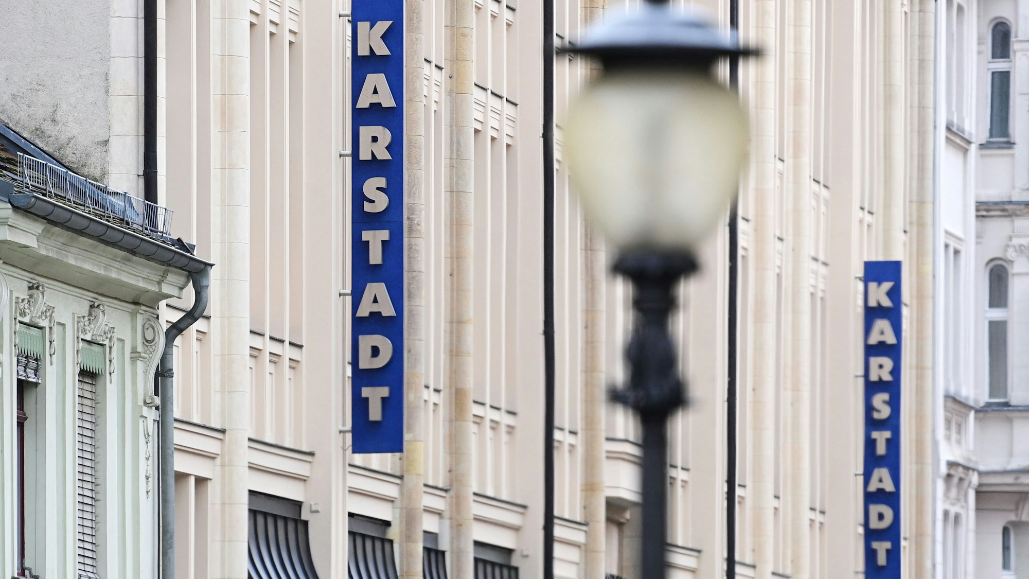 Galeria Karstadt Kaufhof hat einen Antrag auf ein Schutzschirmverfahren gestellt, jede dritte Filiale soll schließen. Unser Archivfoto zeigt eine Filiale in Potsdam.