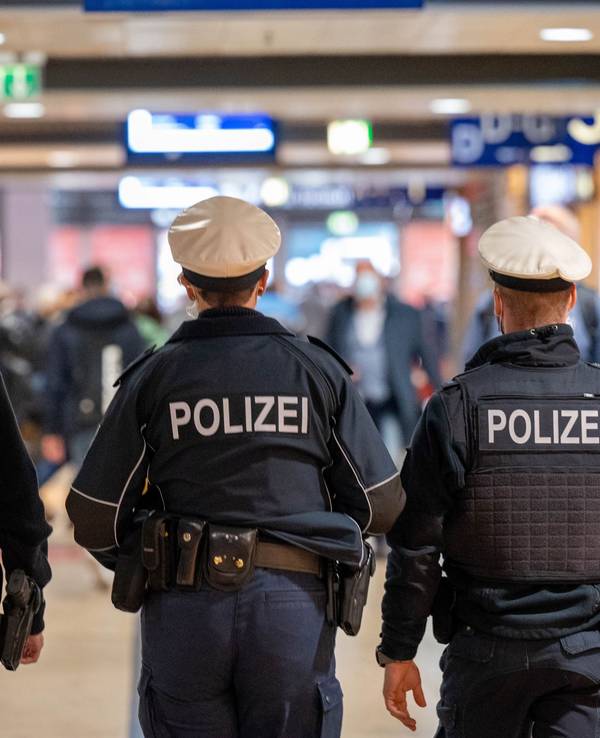 Polizeibeamte patrouillieren im Hauptbahnhof.