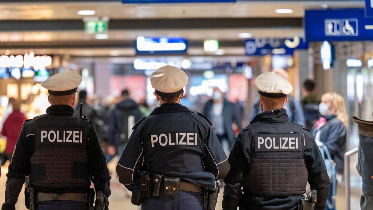 Polizeibeamte patrouillieren im Hauptbahnhof.