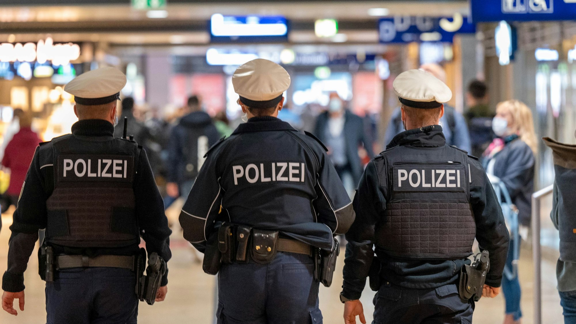 Polizeibeamte patrouillieren im Hauptbahnhof.
