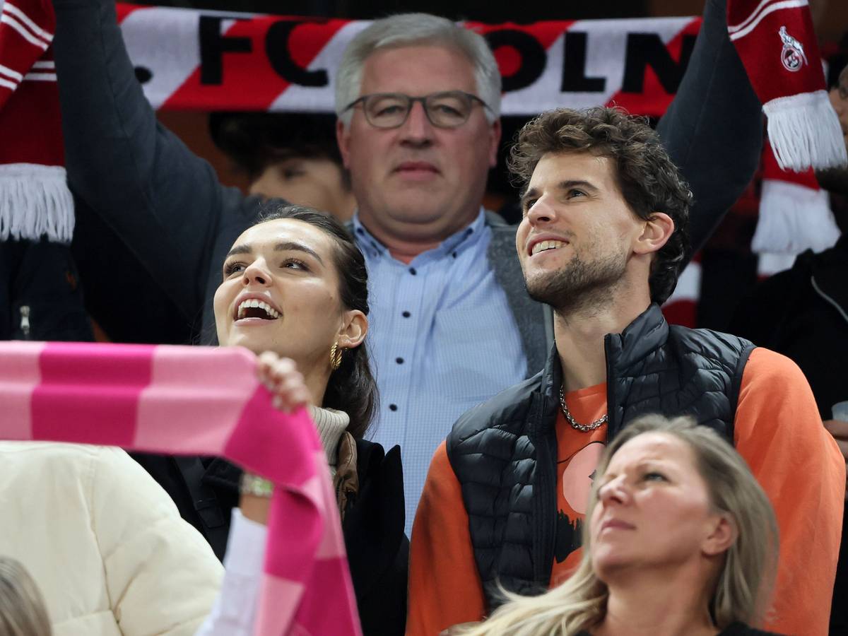 Dominic Thiem und seine Freundin Lili Paul-Roncalli beim Heimspiel des 1. FC Köln gegen die TSG Hoffenheim am 30. Oktober 2022.