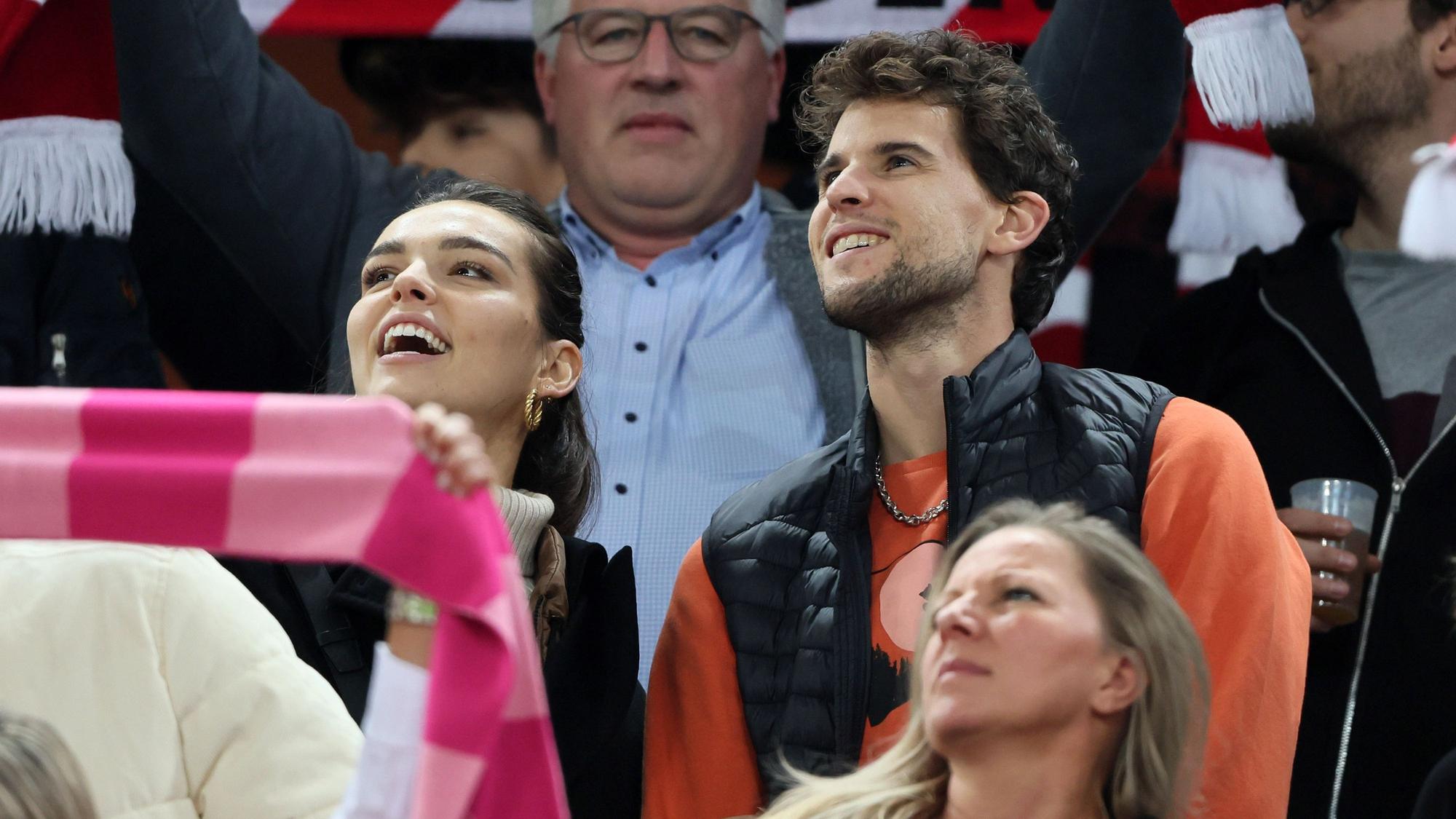 Dominic Thiem und seine Freundin Lili Paul-Roncalli beim Heimspiel des 1. FC Köln gegen die TSG Hoffenheim am 30. Oktober 2022.