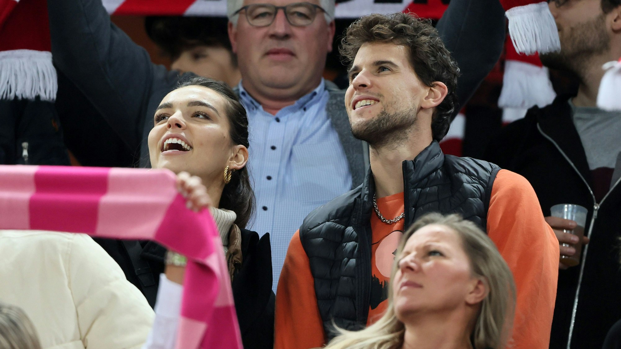 Dominic Thiem und seine Freundin Lili Paul-Roncalli beim Heimspiel des 1. FC Köln gegen die TSG Hoffenheim am 30. Oktober 2022.