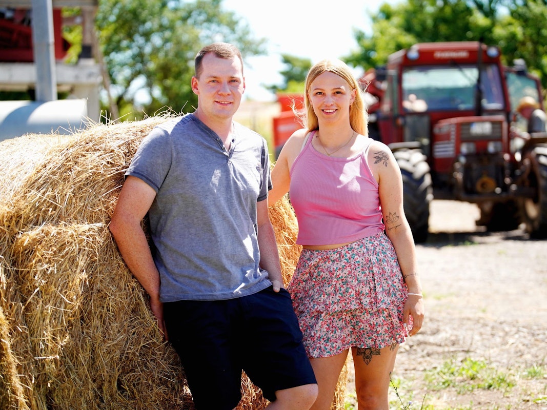 Jungbauer Max (26) aus Rheinland-Pfalz und Anna (25, angehende Erzieherin) während ihrer gemeinsamen Hofwoche.