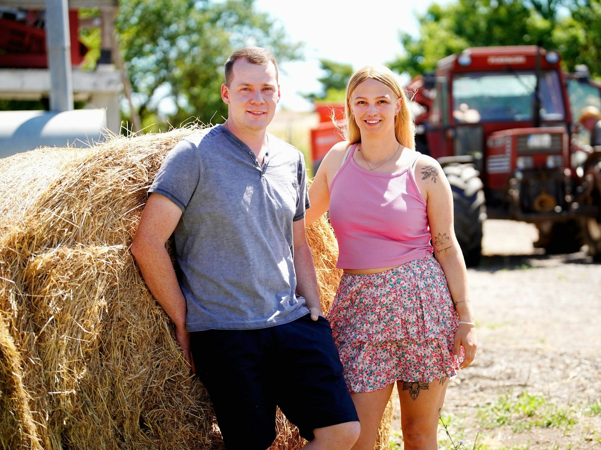Jungbauer Max (26) aus Rheinland-Pfalz und Anna (25, angehende Erzieherin) während ihrer gemeinsamen Hofwoche.