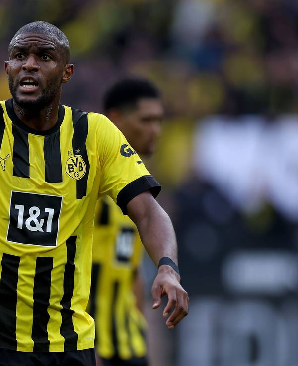Anthony Modeste gestikuliert am 22. Oktober 2022 im Trikot von Borussia Dortmund.