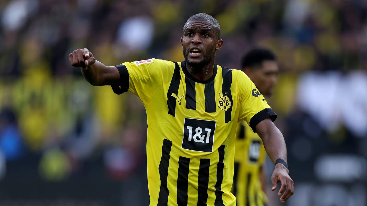 Anthony Modeste gestikuliert am 22. Oktober 2022 im Trikot von Borussia Dortmund.