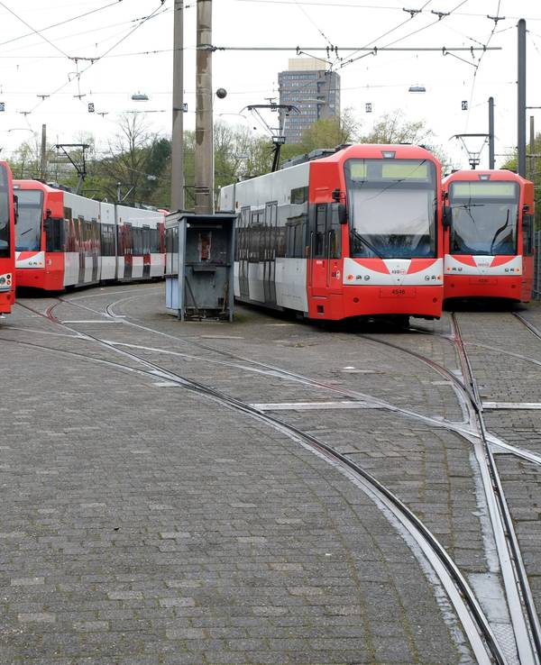 KVB-Bahnen stehen am Rhein-Energie-Stadion.