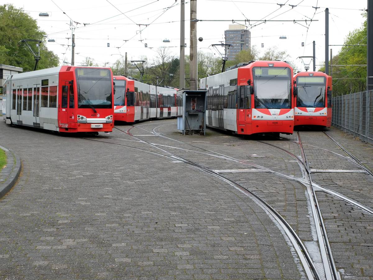 KVB-Bahnen im Depot am RheinEnergie-Stadion. Am Donnerstag (3. November 2022) findet das Rückspiel 1. FC Köln gegen OGC Nizza statt.