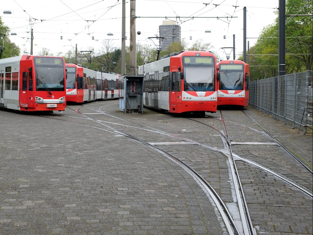 KVB-Bahnen im Depot am RheinEnergie-Stadion. Am Donnerstag (3. November 2022) findet das Rückspiel 1. FC Köln gegen OGC Nizza statt.