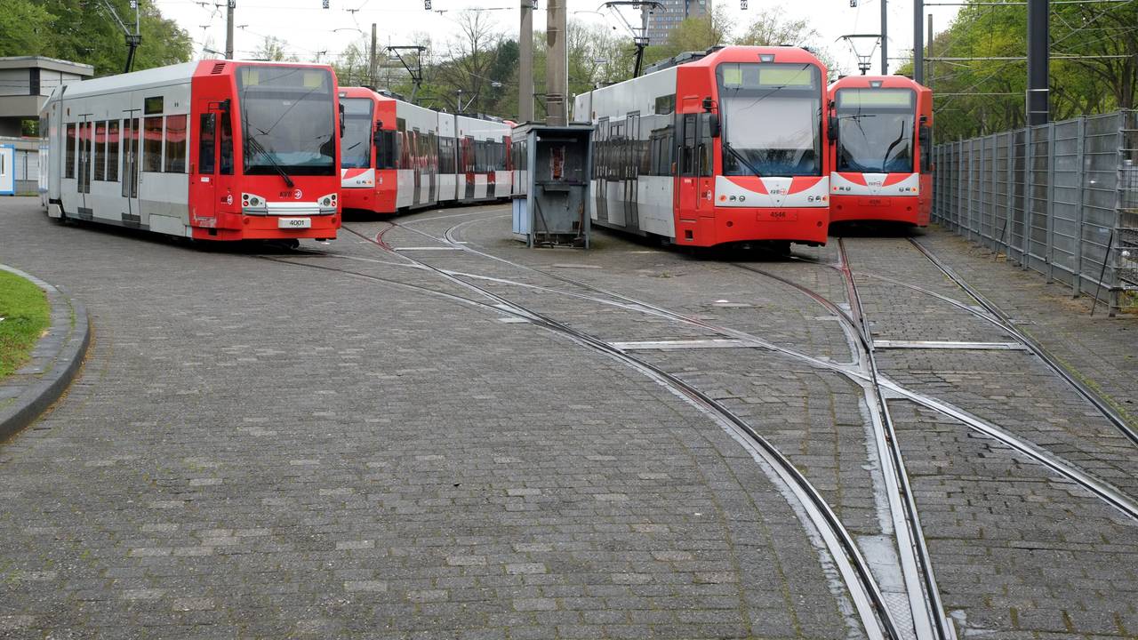 KVB-Bahnen stehen am Rhein-Energie-Stadion.