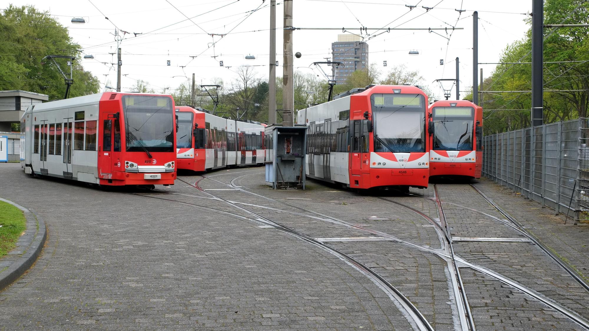 KVB-Bahnen stehen am Rhein-Energie-Stadion.