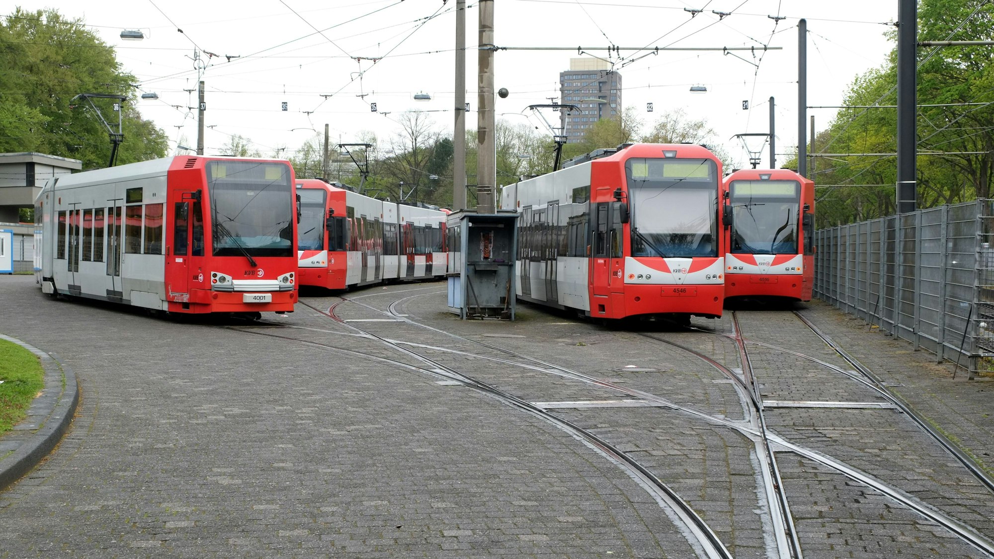 KVB-Bahnen stehen am Rhein-Energie-Stadion.