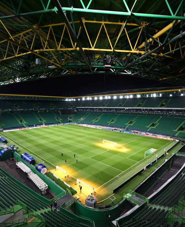 Das Flutlicht erhellt das leere Estádio José Alvalade.