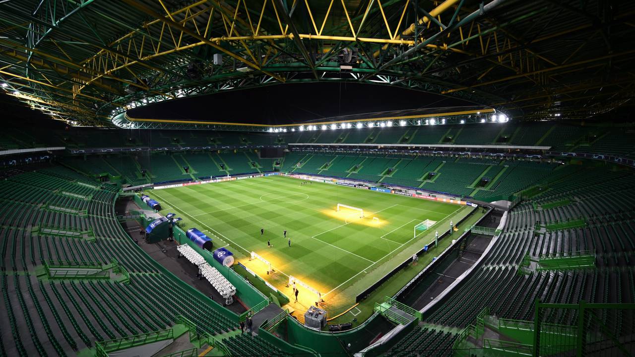 Das Flutlicht erhellt das leere Estádio José Alvalade.