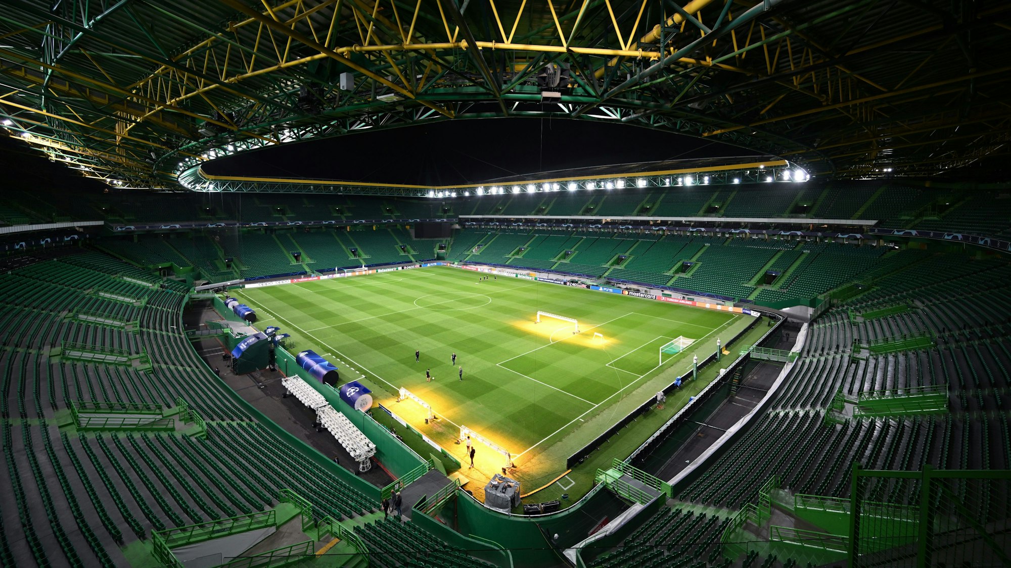 Das Flutlicht erhellt das leere Estádio José Alvalade.