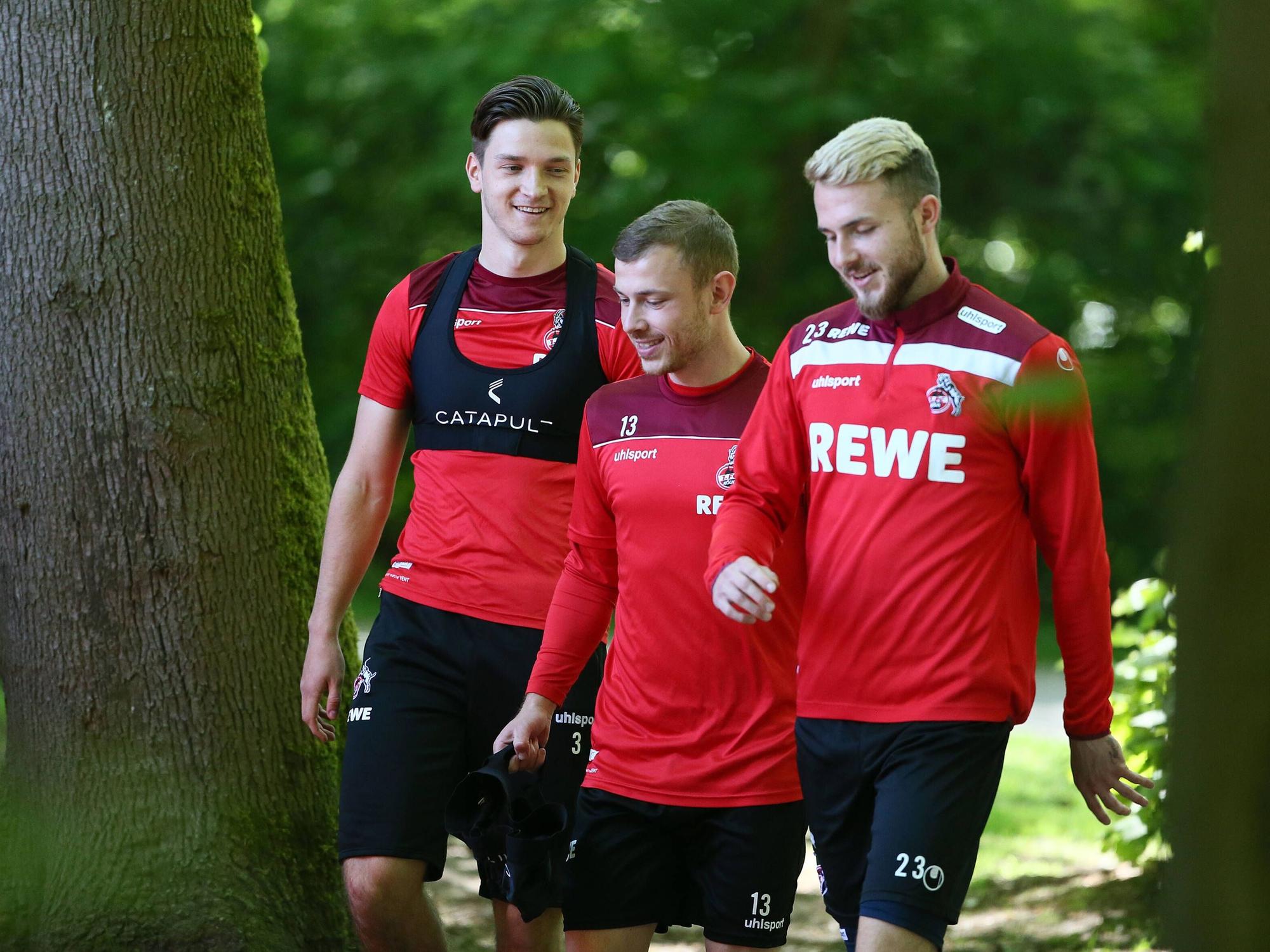 Noah Katterbach, Max Meyer und Jannes Horn auf dem Weg zum Training des 1. FC Köln.