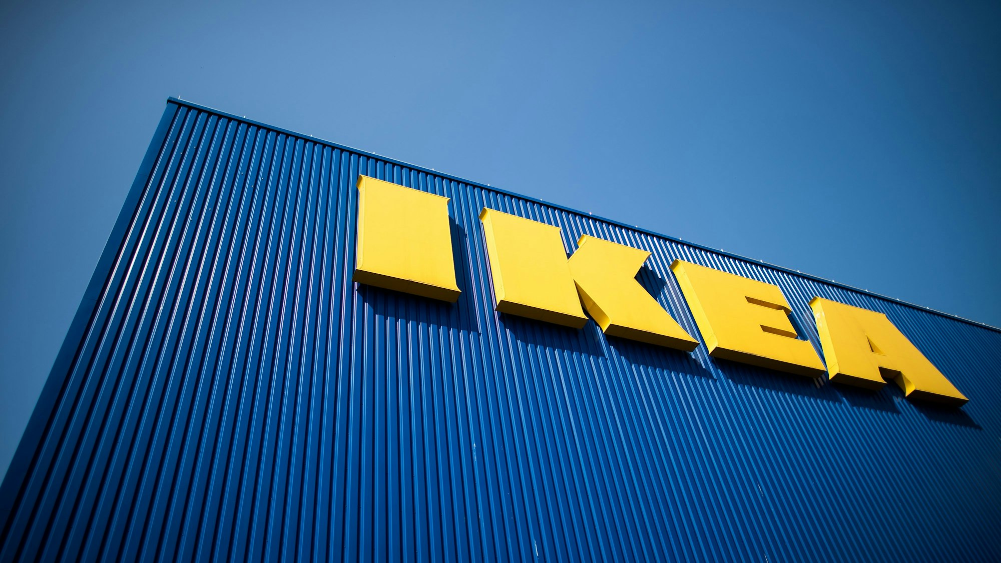 Der Schriftzug IKEA ist auf der Fassade eines Möbelhauses zu sehen.