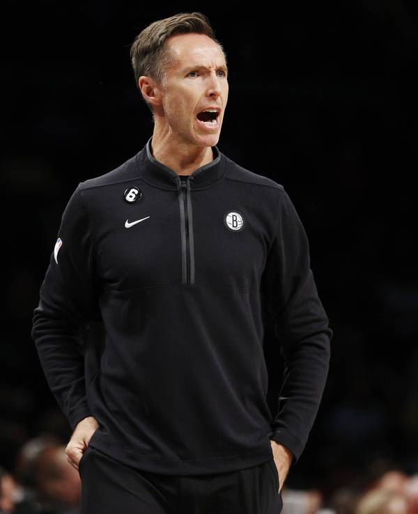 Steve Nash brüllt im NBA-Spiel gegen die Toronto Raptors Anweisungen auf den Platz. Nash ist nicht länger Trainer der Brooklyn Nets.